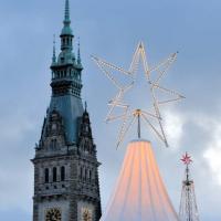 1111_1244 Beleuchteter Weihnachtsstern - Rathausturm im Hintergrund; Weihnachtszeit in Hamburg. | Adventszeit - Weihnachtsmarkt in Hamburg - VOL.1